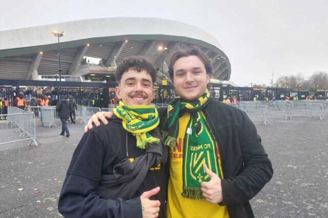 Habitué de la Beaujoire, Maël (à gauche) a accompagné Guillaume qui découvrait le stade nantais. « Je voulais découvrir l’ambiance en vrai », sourit Guillaume. (© Thomas Bernard / actu Nantes)