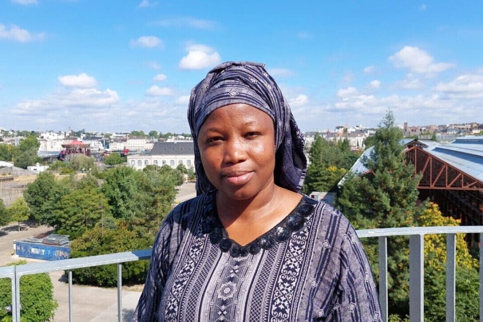 Aminata, mère de trois enfants et enceinte d'un quatrième, recherche activement un logement. Le 19 août, elle et sa famille sont à la rue.