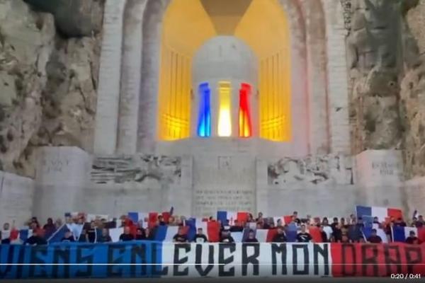 Dimanche 14 septembre, 20 heures, le mouvement Aquila popularis a investi le monument aux morts de Nice. 