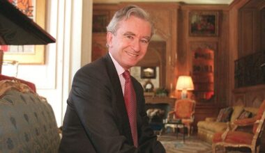 "J’ai une des plus belles collections de…" : Visite du bureau de Bernard Arnault où des pièces d’un artiste très prisé sont mises en lumière