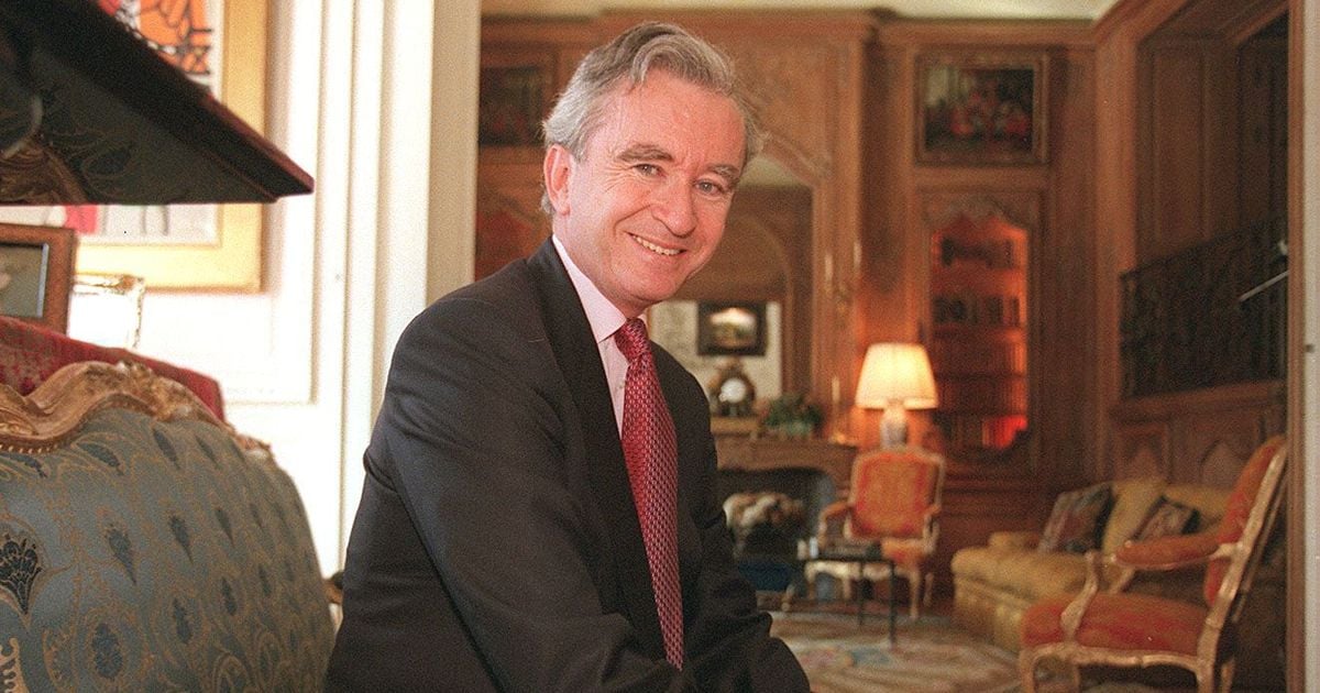 "J’ai une des plus belles collections de…" : Visite du bureau de Bernard Arnault où des pièces d’un artiste très prisé sont mises en lumière