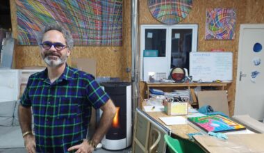 connu pour ses immenses fresques participatives, cet artiste fait un vide-atelier