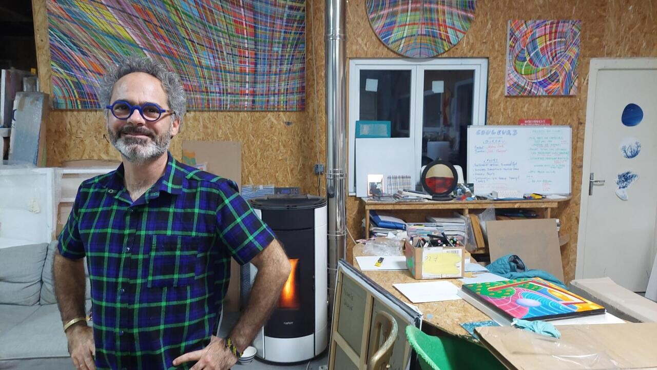 connu pour ses immenses fresques participatives, cet artiste fait un vide-atelier