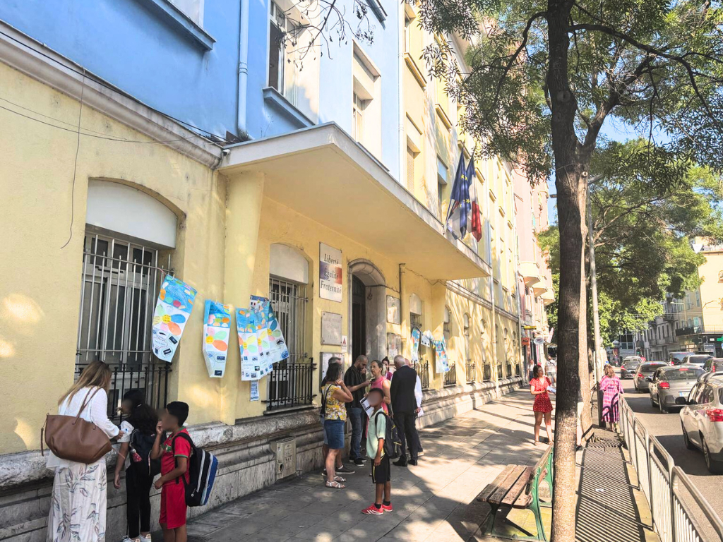 Nice. Les voitures interdites devant les écoles, c'est quoi ce projet souhaité par la gauche