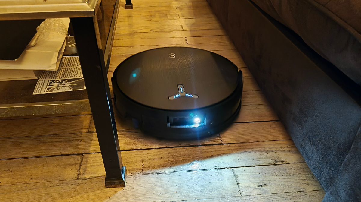 ecovacs X11 omnicyclone le soir entre les meubles
