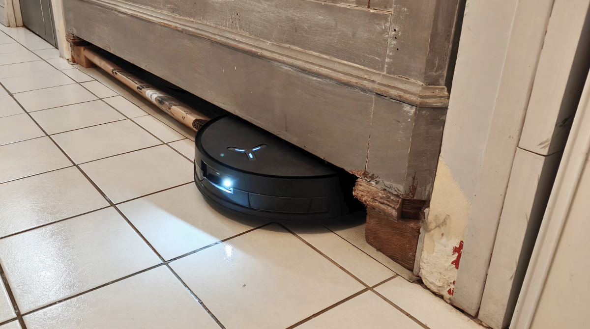 ecovacs X11 omnicyclone sous un meuble