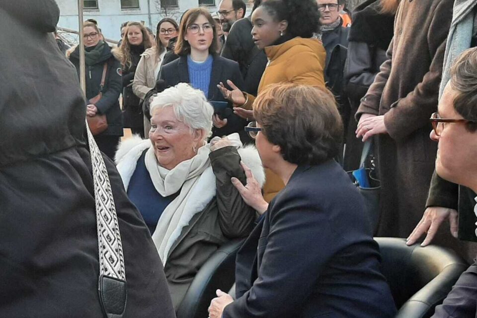 C'est l'ancien maire de Lille, Martine Aubry, qui a souhaité que le jardin soit nommé d'après Line Renaud au moment du déménagement du rectorat.
