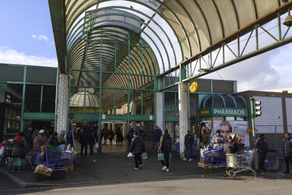L'entrée de la Halle Mandela, ici vue du côté du centre commercial Beau Sevran, devrait être détruite dans le cadre de la restructuration du quartier en lien avec l'arrivée de la ligne 16 du Grand Paris Express.
