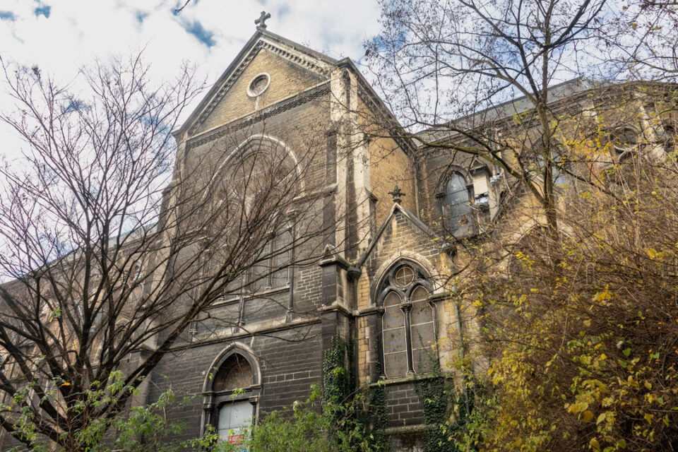 L'entrée sera aménagée de ce côté, sur la montée Saint-Sébastien.