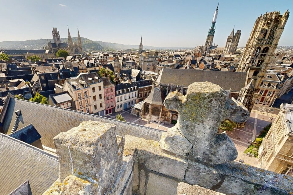 On découvre les édifices jusque dans des endroits inaccessible autrement que par drone.