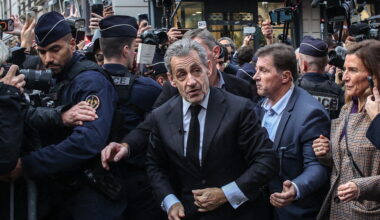 Entre cohue et insultes, la première séance de dédicaces de Nicolas Sarkozy à Paris crée l'événement