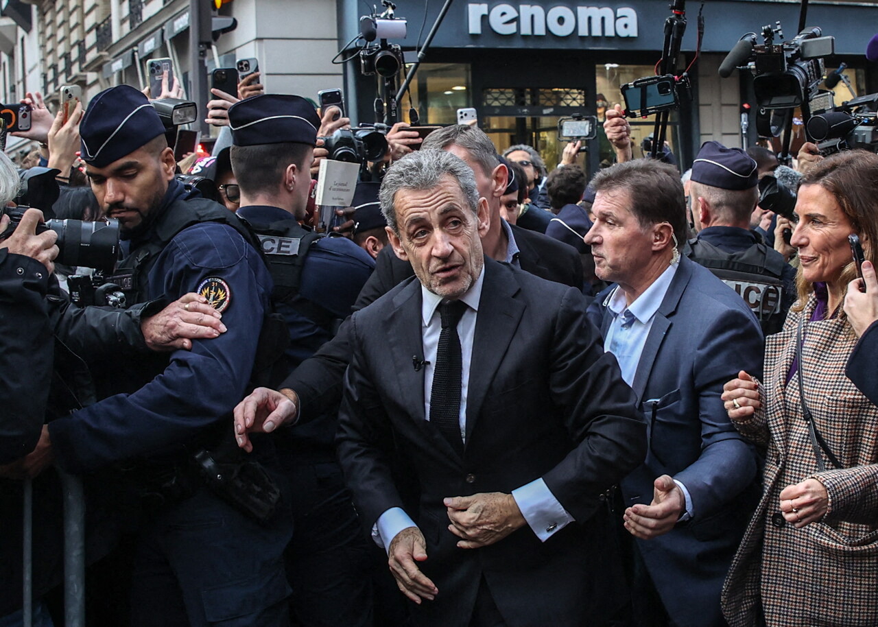 Entre cohue et insultes, la première séance de dédicaces de Nicolas Sarkozy à Paris crée l'événement