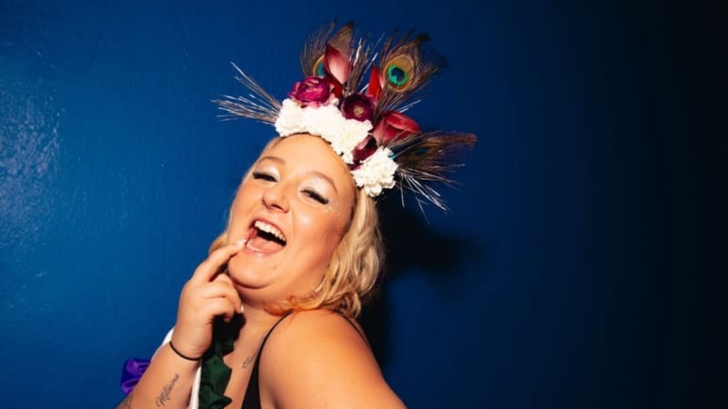 À 21 ans, la jeune femme est une grande adepte des soirées "Cagole Nomade" et rêvait de pouvoir performer sur scène.