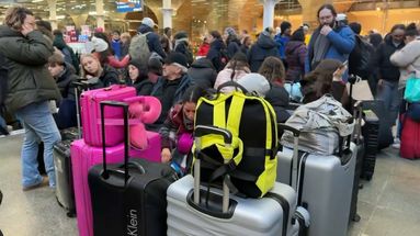 Des passagers bloqués à la gare de St Pancras à Londres le mardi 30 décembre, en raison d'une panne sur la ligne Eurostar. 