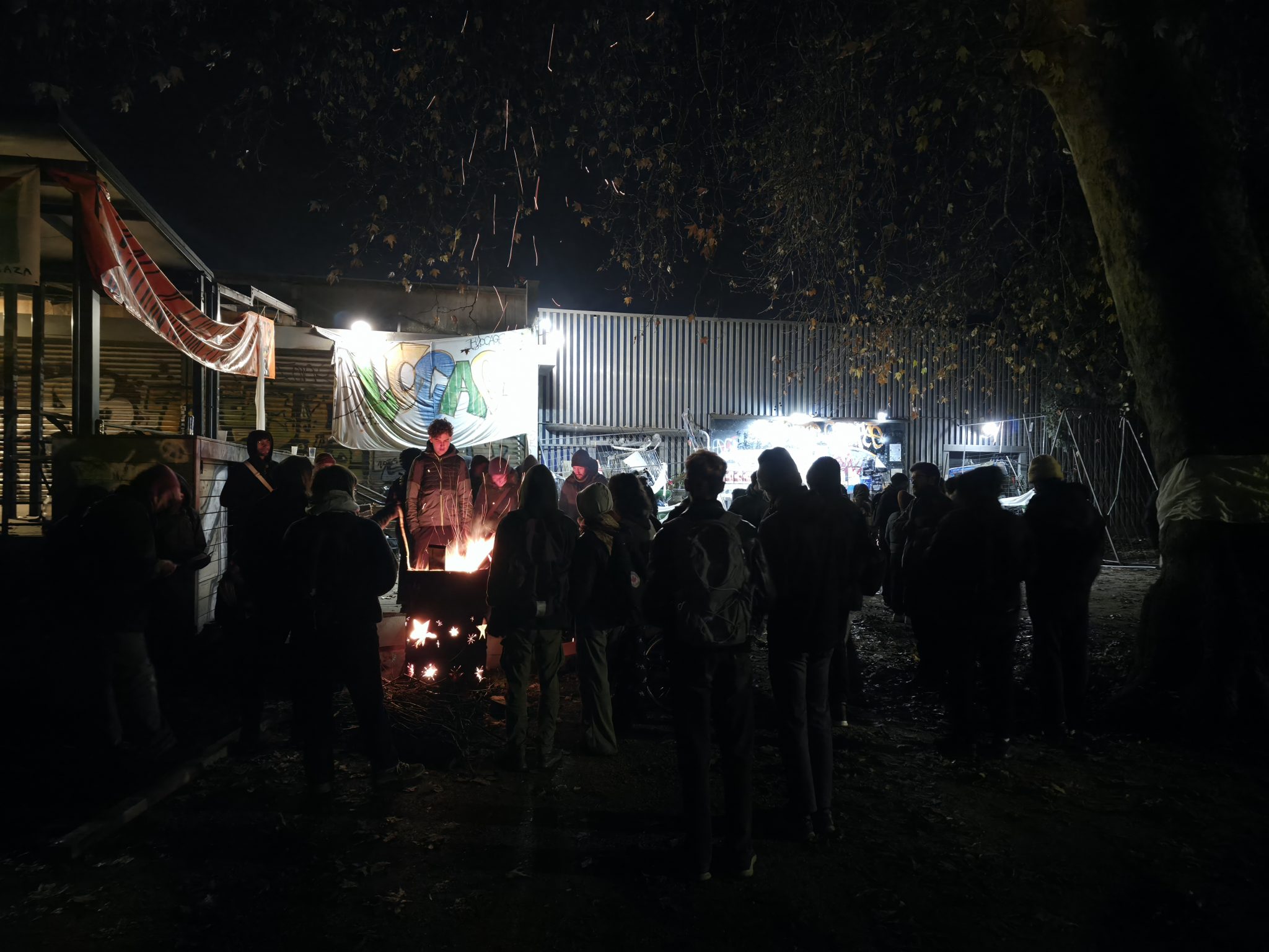 Le « piquet anti-expulsion » autour d'un braséro à 6 heures du matin devant l'ex-Bobine. © Joël Kermabon - Place Gre'net