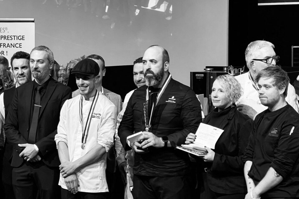 De gauche à droite ; Geoffrey Alexandre, un jeune apprenti venu d'une école en renfort, Jonathan Blanchard ( cuistot et patron), Cécile Blanchard (co-gérante et maître d'hôtel événementiel et Alexandre Gobin second en cuisine