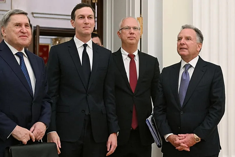 Steve Witkoff, aides présidentiels russes Yuri Ushakov et Kirill Dmitriev et Jared Kushner, gendre du président américain Donald Trump, à Moscou, Russie, le 2 décembre 2025.