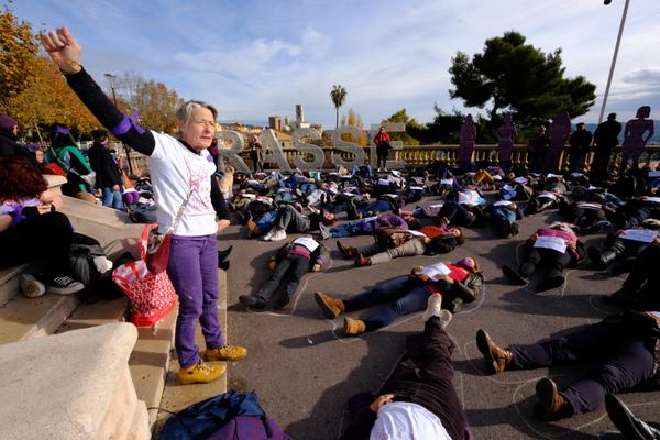 « Die-in » à Grasse en hommage aux 153 femmes victimes de féminicides en France en 2025