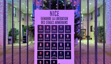 Les visages des 23 otages arméniens placardés sur les grilles de la mairie de Nice