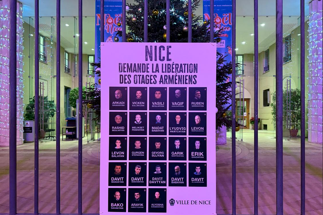Les visages des 23 otages arméniens placardés sur les grilles de la mairie de Nice