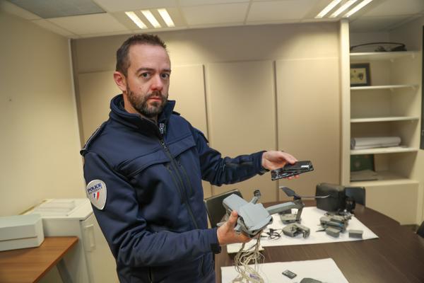 Équipés eux aussi de drones, les policiers traquent les télépilotes autour de la maison d’arrêt de Draguignan.