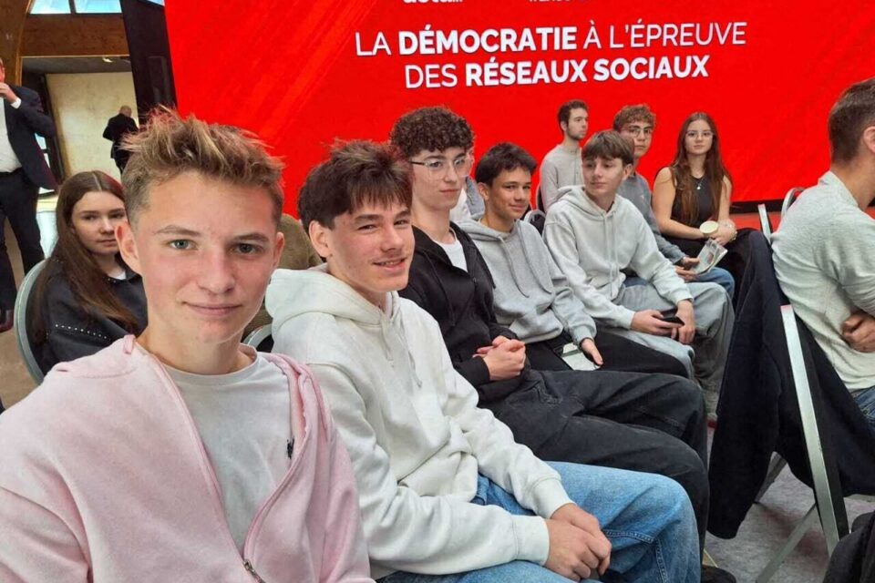 Le public attend l'arrivée d'Emmanuel Macron.