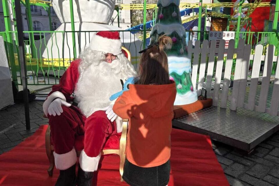 Le Père Noël vient rendre visite aux enfants place du Bouffay à Nantes.