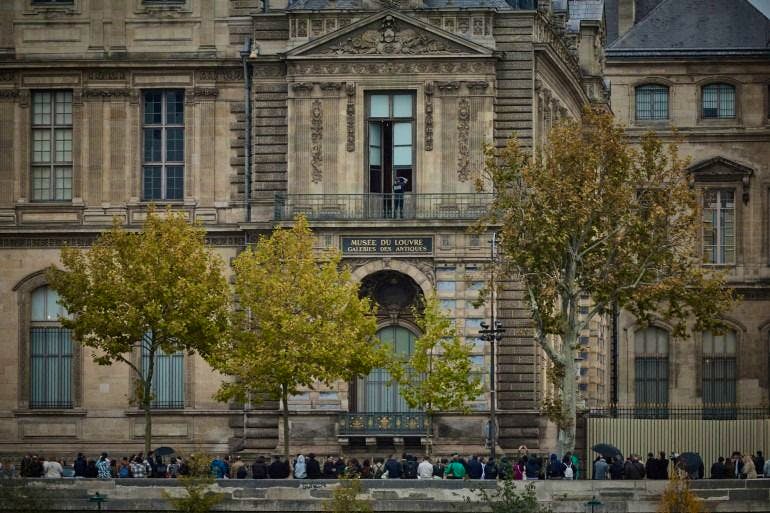 En début de matinée, des ouvriers installés sur un balcon ont réceptionné une imposante grille montée par un camion-nacelle pour la fixer sur la porte-fenêtre.