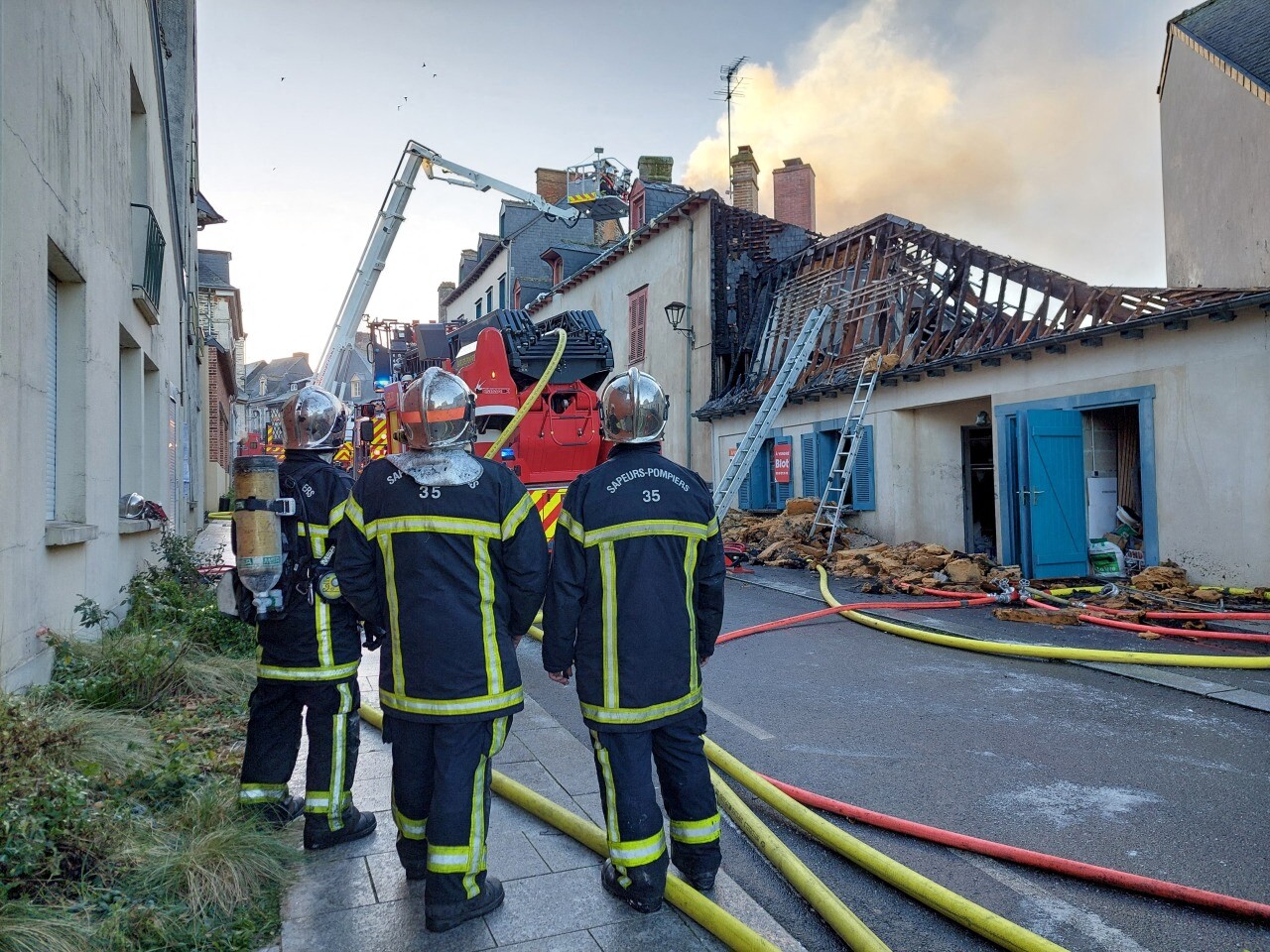 VIDEO. Près de Rennes, un important incendie se déclare dans ce centre-ville