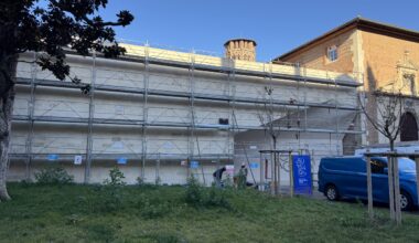 pourquoi un échafaudage est installé le long de la façade du musée des Augustins ?