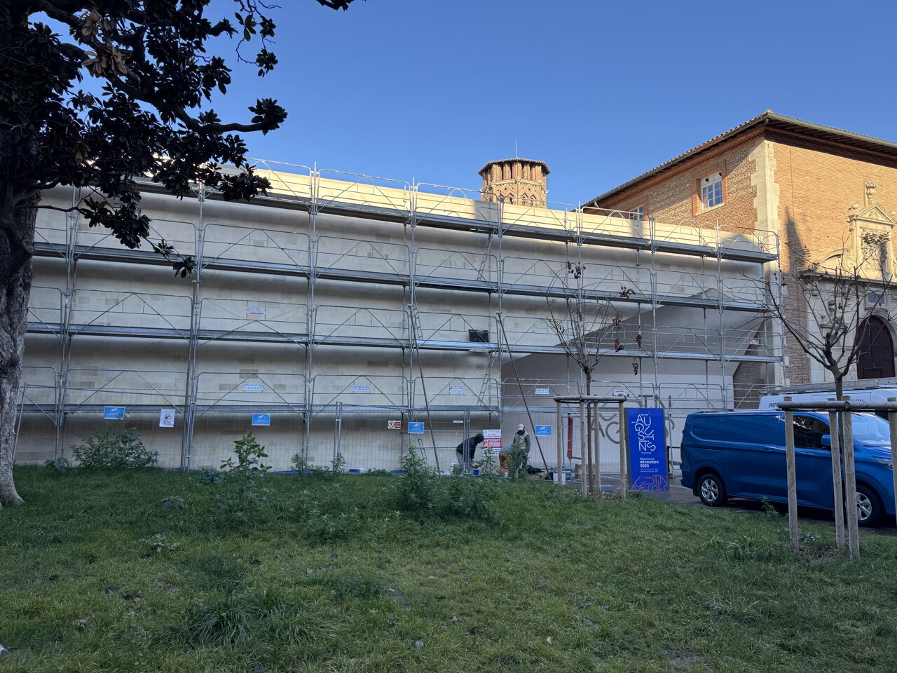 pourquoi un échafaudage est installé le long de la façade du musée des Augustins ?