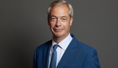 Nigel Farage dresse un tableau sombre du Royaume-Uni et appelle à une rupture politique