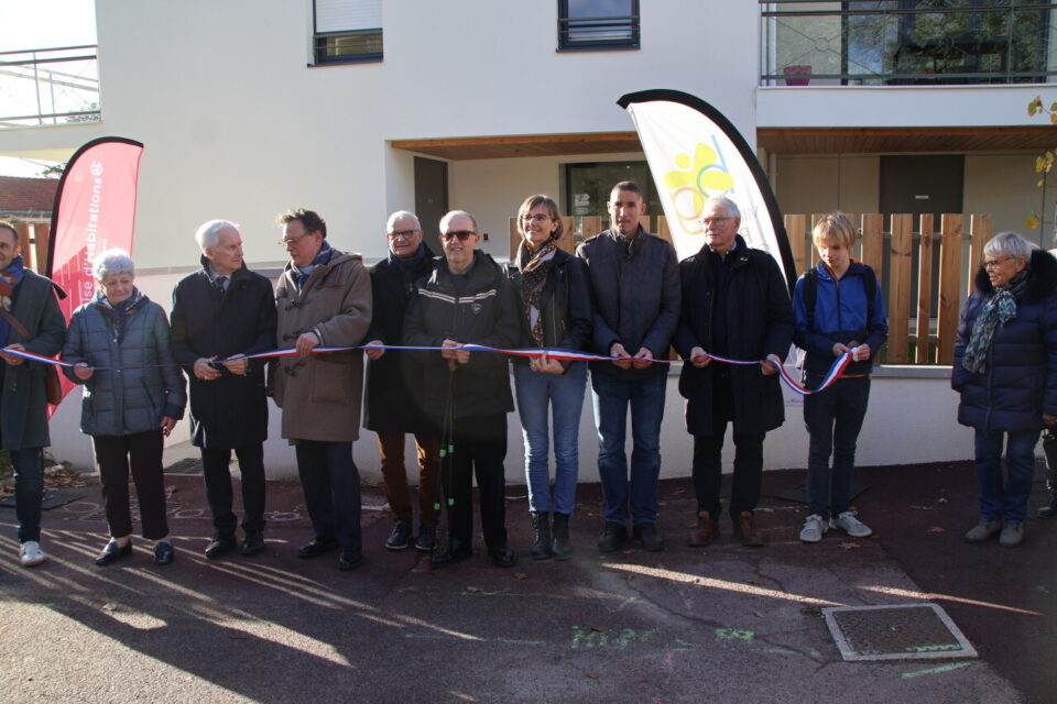 Lors de la coupure du ruban, on peut remarquer côte à côte Alain Vey et Thomas Caudron