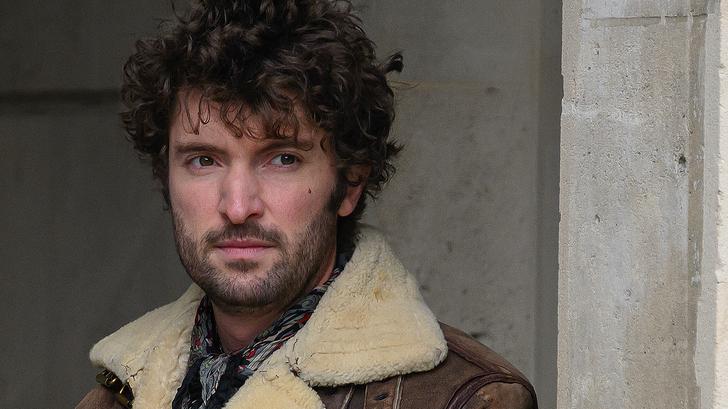 Le journaliste Paul Gasnier de l’émission Quotidien, devant la salle de presse au palais de l’Élysée, novembre 2025.