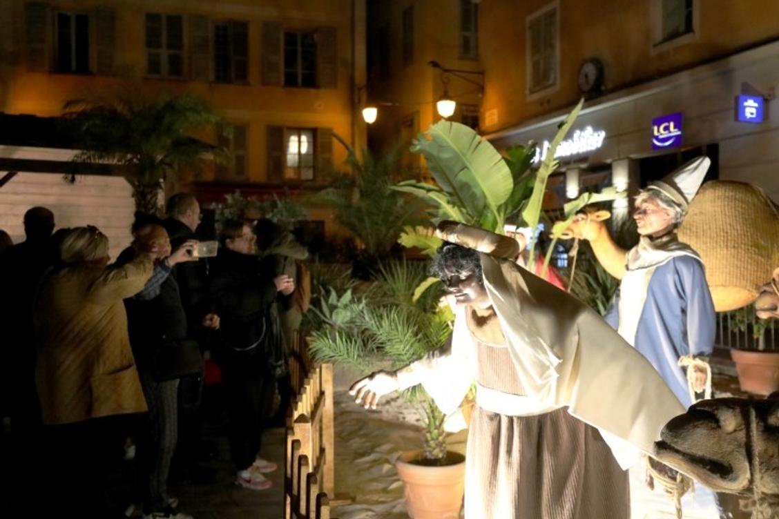 Venez admirer la crèche géante Lou Presèpi installée sur la place Rossetti à Nice