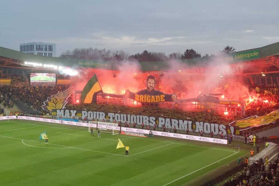 La tribune Loire a rendu hommage à Maxime, supporter nantais tué en marge d'un match du FC Nantes, il y a deux ans.