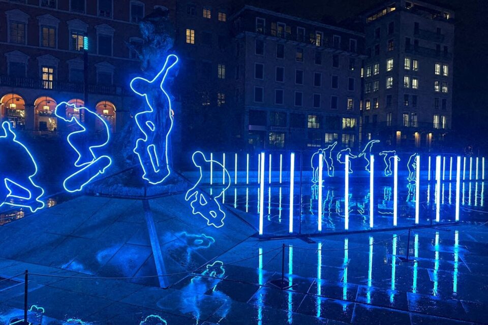 L'illumination HDV - 40 ans de skate présentée pour la Fête des Lumières 2025 à Lyon.