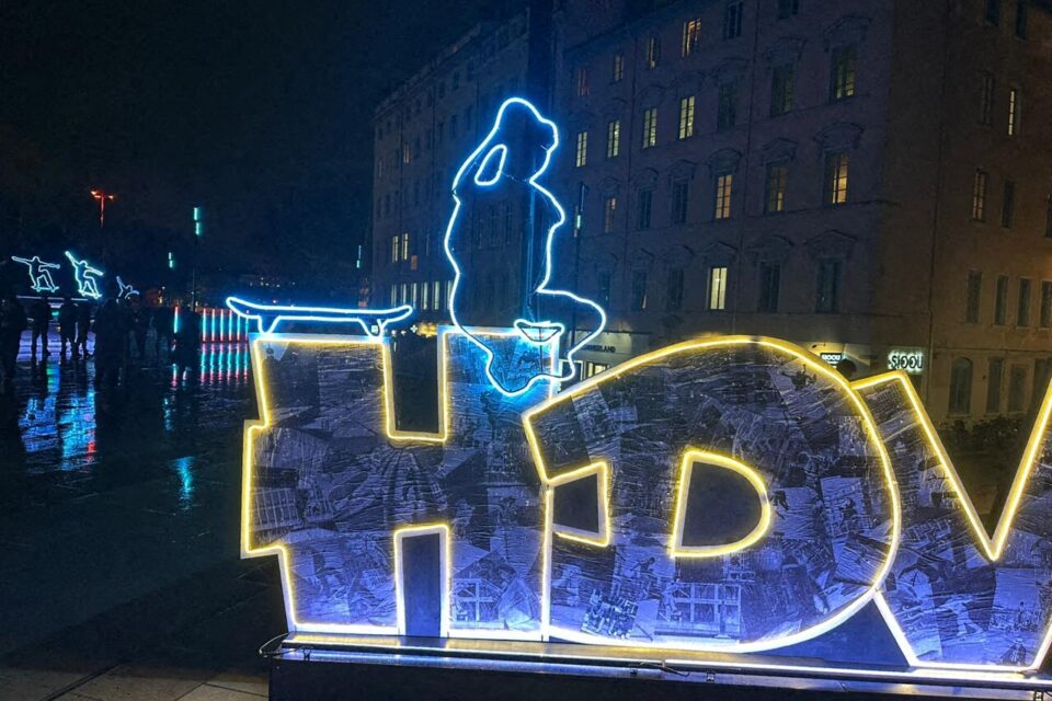 L'illumination HDV - 40 ans de skate présentée pour la Fête des Lumières 2025 à Lyon.