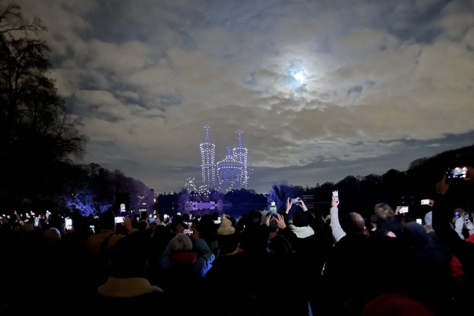La basilique de Fourvière représentée lors du spectacle de drones au parc de la Tête d'Or.