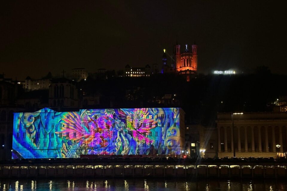 L'œuvre de la Fête des Lumières 2025 sur les quais de Saône, à Lyon.