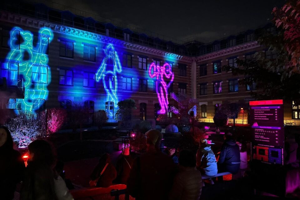 Au total, les quatre projections diffusées durent 16 minutes.