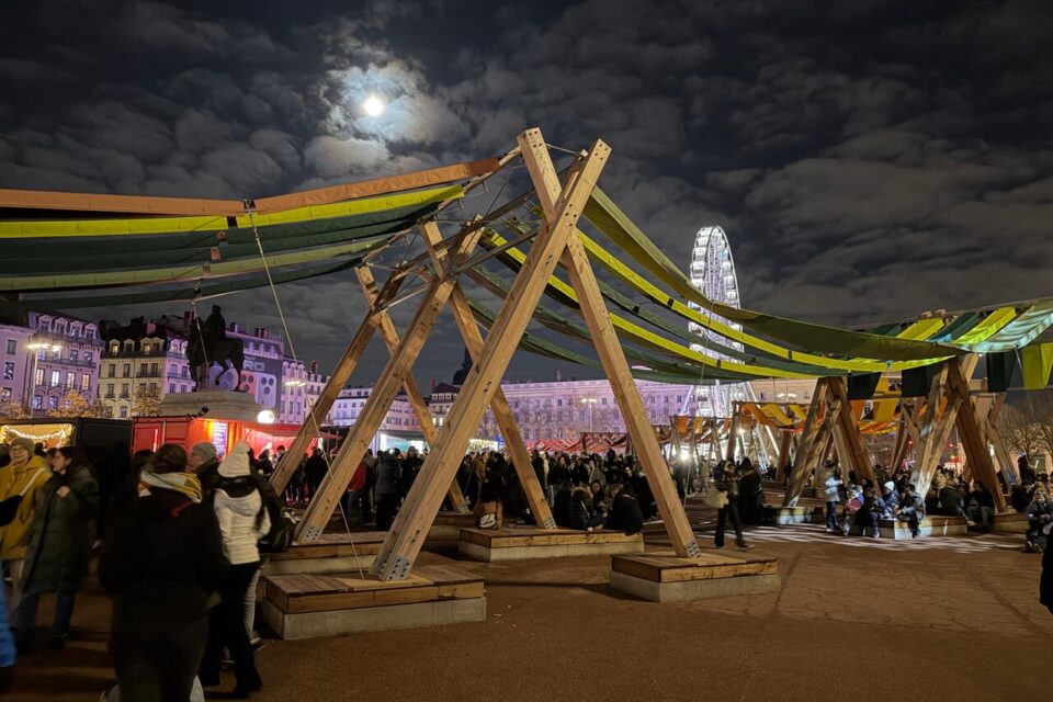 Louis XIV est dans le noir, entouré de conteneurs, tandis que Tissage urbain n'est pas mis en valeur place Bellecour.