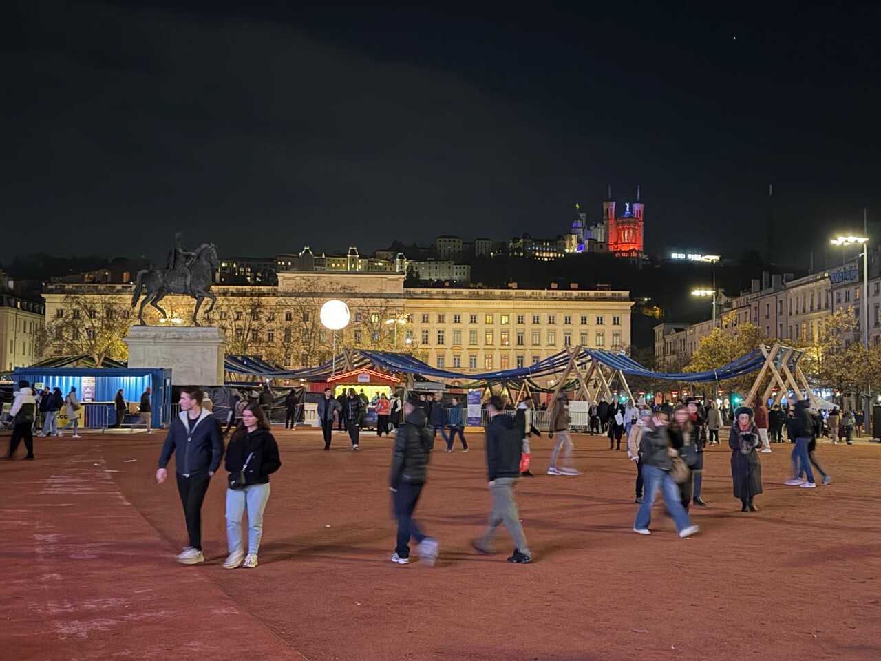 Fête des Lumières à Lyon. Fiasco place Bellecour, les visiteurs déçus : "Il n'y a rien"
