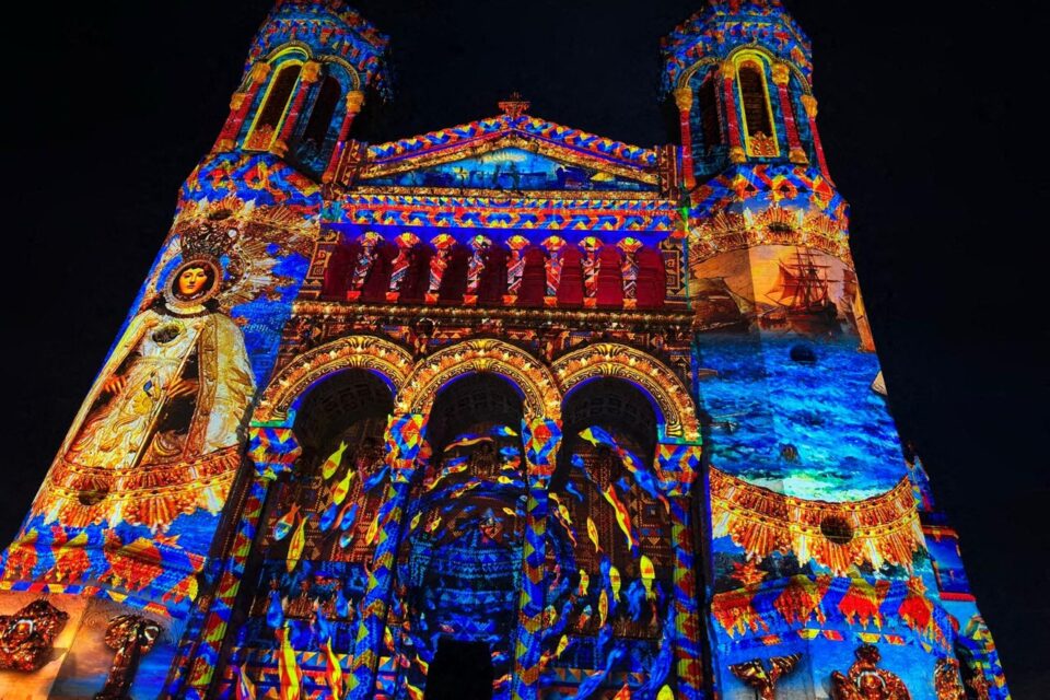 La basilique de Fourvière illuminée pour la Fête des Lumières 2025 à Lyon.
