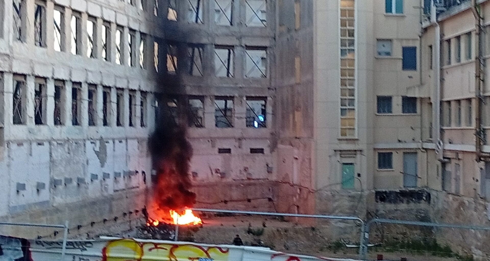 Une société de nettoyage fait brûler matelas et seringues usagées en plein Marseille