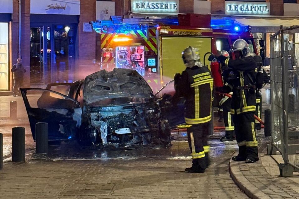 Une voiture a pris feu place Wilson en plein cœur de Toulouse, jeudi soir