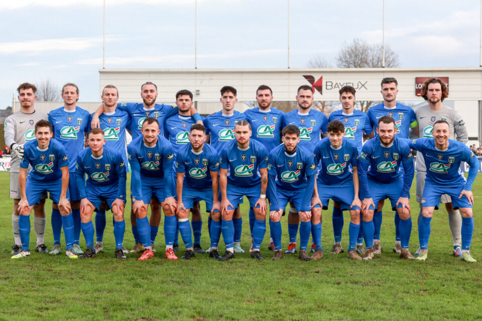 Le groupe du Bayeux FC aligné face au Blois Football 41, samedi 20 décembre 2025, lors du 32e de finale de la Coupe de France.