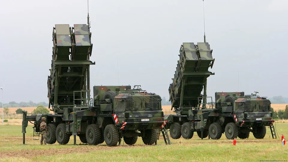 A l'instar du Patriot (en image), l'Arrow 3 dispose d’un radar d'alerte précoce d’un système de gestion de combat et d’un système de lancement mobile pour les missiles intercepteurs<span class="copyright">Bernd Wüstneck/ZB/picture alliance</span>