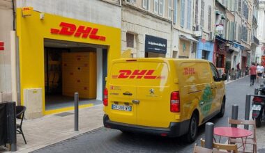 Au siège près de Montpellier, DHL Express France prépare les colis à livrer par le Père Noël