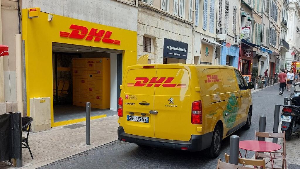 Au siège près de Montpellier, DHL Express France prépare les colis à livrer par le Père Noël